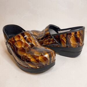 Dansko Snake Print Tiger Eye Nursing Clogs 41